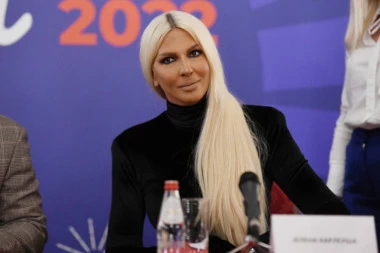 JAVNOST ZGROŽENA KARLEUŠINIM JADNIM POTEZOM: Pokušala da iskopira Kim Kardašijan, pa se OBRUKALA, smeje joj se CEO REGION! (FOTO)