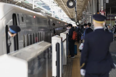 VOZ U JAPANU KASNIO DVA MINUTA, MAŠINOVOĐA ŽESTOKO NAGRABUSIO! Traži odštetu od 19.500 dolara!