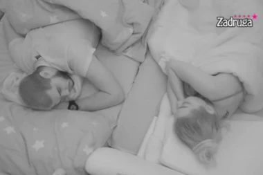 DEJAN DRAGOJEVIĆ U KREVETU SA ZADRUGARKOM: Ona je uspela da ga odvuče u postelju, strasti im proključale! (VIDEO)