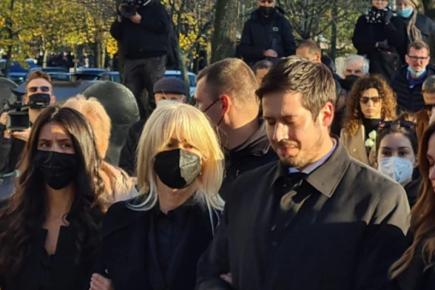 UDOVICA MARINKA ROKVIĆA SLOMLJENA: Tužna scena tokom OPELA, sin Nikola plakao kao kiša! (VIDEO)