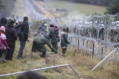 POLJACI PRIMENJUJU TRAMPOVE METODE: Počela izgradnja zida na granici sa Belorusijom u cilju zaustavljanja migranata