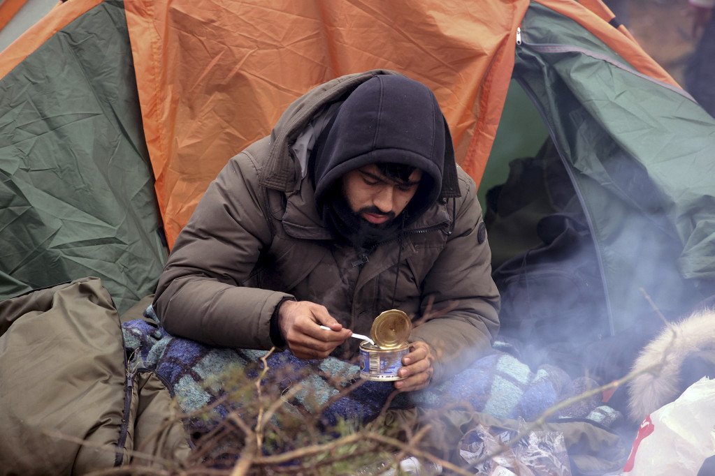 Izgladneli i umorni čekaju neizvesnu sudbinu 
