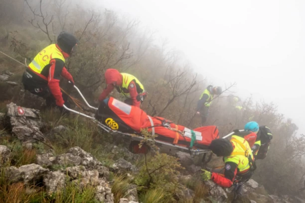 HOROR NA PUTU! Automobil se SURVAO u provaliju duboku 100 metara! IMA MRTVIH!