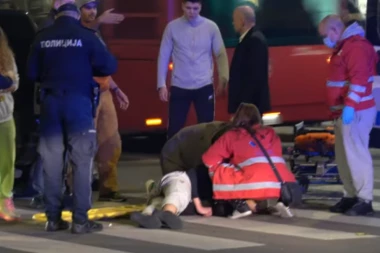 HOROR SNIMAK NESREĆE NA DORĆOLU: Mladića pregazio mercedes na pešačkom prelazu