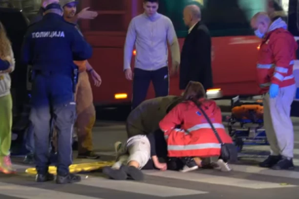 HOROR SNIMAK NESREĆE NA DORĆOLU: Mladića pregazio mercedes na pešačkom prelazu