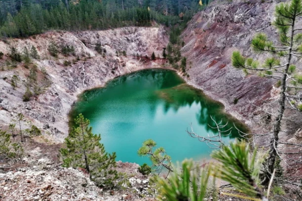 SLUČAJNI SPOJ NEMARNOSTI I PRIRODE NAPRAVIO ČUDO: Tavničko jezero je biser zapadne Srbije (FOTO)