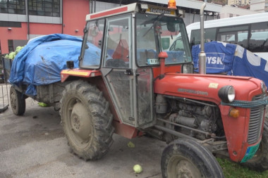 NOVA ODLUKA O TOČENJU GORIVA: Poljoprivrednici zadovoljni što ne moraju traktorom do pumpe po naftu
