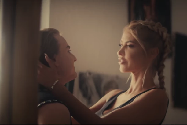 SNEŽANA BORJAN UHVAĆENA U ZAGRLJAJU DRUGOG MUŠKARCA: Njen suprug će ODLEPITI od besa kada bude video ove VRELE KADROVE! (VIDEO)