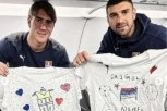 PREDIVAN GEST! Deca iz svratišta crtala poruke na majicama za fudbalere Srbije (FOTO)