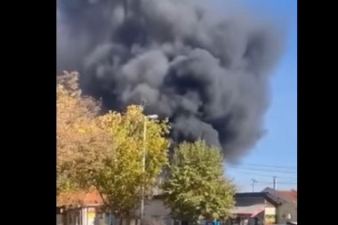 ODJEKUJU DETONACIJE U VRANJU: Izbio požar u centru grada (VIDEO)