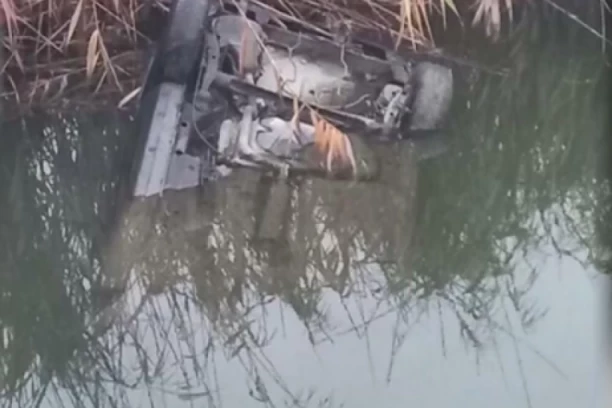 BOŽIĆNO ČUDO! AUTO SLETEO U KANAL, MLADIĆ (17) RIZIKOVAO SVOJ ŽIVOT I SPASIO VOZAČA: Udarao je u prozor, nije imao daha!