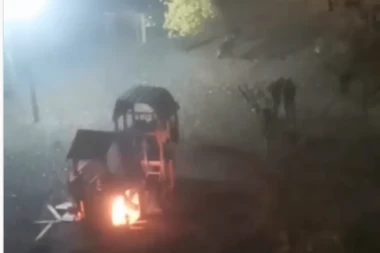 KAKO IH SMIRITI!? Pogledajte kako grupa BESNE DECE pali igralište u Subotici! SRAMOTA! (VIDEO)