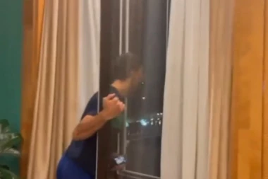 NOVAK URLAO KROZ PROZOR NAKON POBEDE ORLOVA! Đoković u TRANSU! (VIDEO)