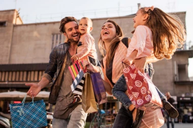 Nacionalni nagradni konkurs Komercijalne banke: UZ DINACARD KARTICU KUPOVINA JE PUNA POKLONA