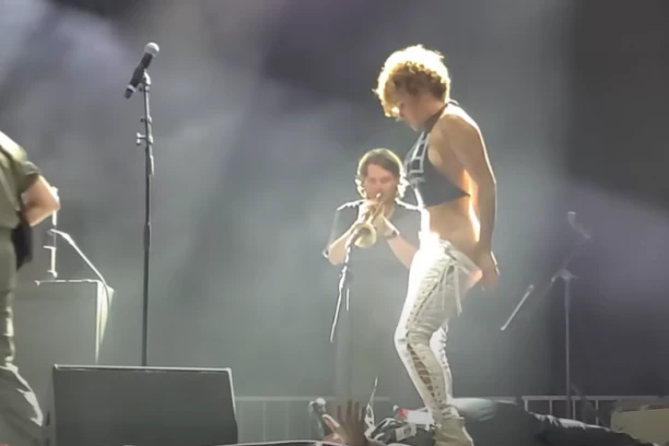 SKINULA JE GAĆE NASRED BINE I FANU URINIRALA PO GLAVI: Bizaran snimak pevačice kruži internetom, SKANDAL KAKAV SE NE PAMTI! (UZNEMIRUJUĆI VIDEO)