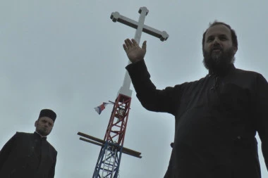 SVEŠTENICI PODIGLI ANTIKOVID KRST: Ovako se meštani sela u blizini Osečine brane od virusa! (FOTO)