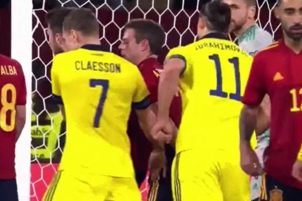 AKO JE I OD IBRE, MNOGO JE: Zlatan udario protivnika SA LEĐA (VIDEO)