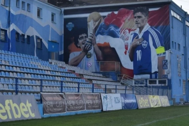 OSVANUO NESTVARAN MURAL U ČAST SELEKTORA SRBIJE: Piksi, Maradona i pehar svetskog šampiona krase ovaj stadion! (FOTO)