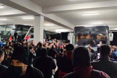 ORLOVI DOČEKANI KAKO DOLIKUJE: Reprezentativci Srbije SLAVILI sa navijačima uz trubače! (VIDEO)