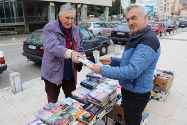PROFESOR U PENZIJI OD HOBIJA NAPRAVIO BIZNIS: Izneo napolje kućnu biblioteku i doživeo šok - nije mogao da veruje koliko ljudi čitaju!