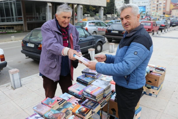 PROFESOR U PENZIJI OD HOBIJA NAPRAVIO BIZNIS: Izneo napolje kućnu biblioteku i doživeo šok - nije mogao da veruje koliko ljudi čitaju!