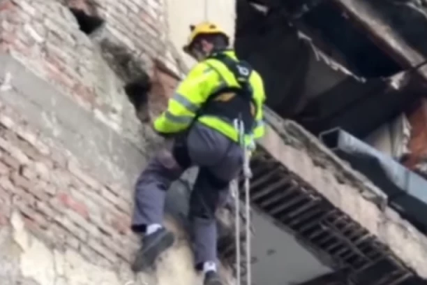 MAČKA SE ZAGLAVILA U PUKOTINU OD NATO BOMBE: Ceo komšiluk se okupio da gleda akciju spašavanja - mače mjaukalo ceo dan! (VIDEO)