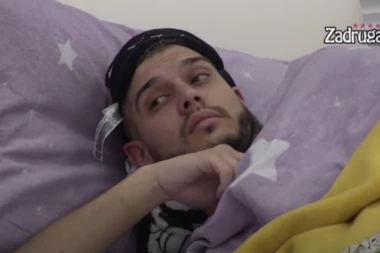 NE PRESTAJE DA ŠOKIRA: CAR došao kod DEJANA, IZVINIO SE I PRUŽIO RUKU! (VIDEO)