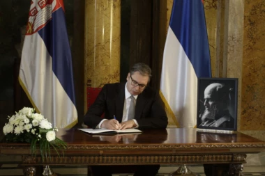 (VIDEO) KOMEMORACIJA MUAMERU ZUKORLIĆU! Vučić: Neka mu je rahmetli i slava mu