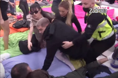DEJAN PONOVO BEŽI IZ ZADRUGE! Dalila mu pije krvi na slamčicu, pojavio se snimak njegovog nervnog sloma nakon njenih pretnji! (VIDEO)