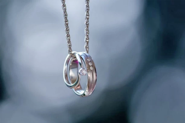 Evo koja je simbolika NOŠENJA PRSTENA NA LANČIĆU OKO VRATA