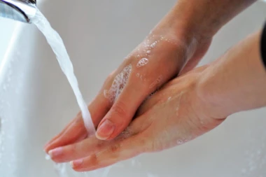 TRI MITA o ličnoj higijeni koja nemaju veze sa ISTINOM! Da li ruke zaista treba prati VRUĆOM VODOM!?