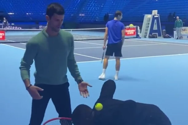 MEGAZVEZDA PRODAVALA NOVAKU TRIKOVE: Đoković zanemo kada je video šta ume sa reketom (VIDEO)