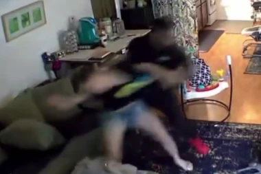 SNIMCI OD KOJIH ĆE VAM SE PREVRNUTI ŽELUDAC: Bivši fudbaler BRUTALNO izudarao suprugu, a potom je siledžijski BACIO u televizor! (VIDEO)
