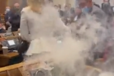 PANIKA U PARLAMENTU: Zapalila se oprema za glasanje, političari se razbežali! (VIDEO)