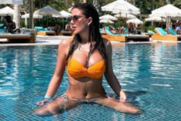 GOLA Kija Kockar zapalila društvene mreže! Vreo snimak MOKRE pevačice raspametio muški pol! (FOTO)
