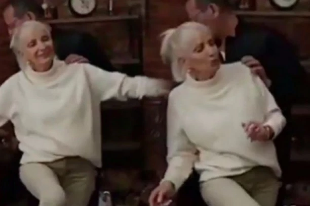 CAKANA PIJANA KO ČEP, TETURA SE PO KUĆI: Procurio privatni snimak pevačice, suprug je drži da se ne preturi! (VIDEO)