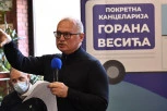 Pokretna kancelarija Gorana Vesića rešava probleme građana u novobeogradskim blokovima 23 i 19a (FOTO)