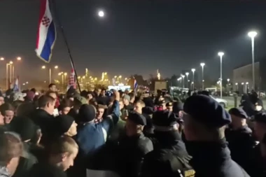 HAOS U ZAGREBU ZBOG KOVID POTVRDA: Demonstranti nagrnuli na zgradu HRT-a, interventna blokirala pristup zgradi