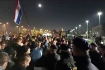 HAOS U ZAGREBU ZBOG KOVID POTVRDA: Demonstranti nagrnuli na zgradu HRT-a, interventna blokirala pristup zgradi