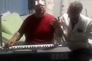 PA OVO SAMO U SRBIJI IMA! Pacijent doneo klavijaturu i zvučnike u BOLNICU: Beli mantili mu lepili hiljadarke na čelo (HIT VIDEO)