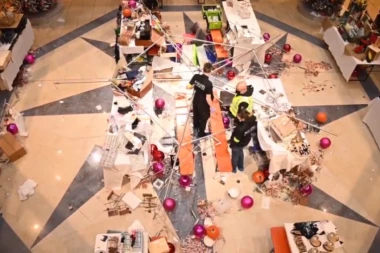 ŠESTORO POVREĐENO! Novogodišnji ukrasi popadali sa plafona tržnog centra ljudima na glavu! (VIDEO/FOTO)