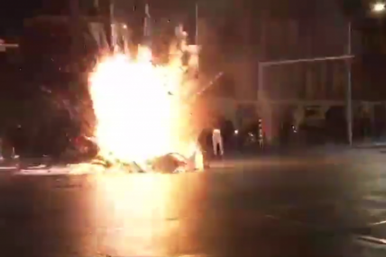 NOVI DAN HAOSA U HOLANDIJI: Demonstranti u Hagu palili bicikle, policija ih rasterivala vodenim topovima, konjima i psima! (VIDEO)