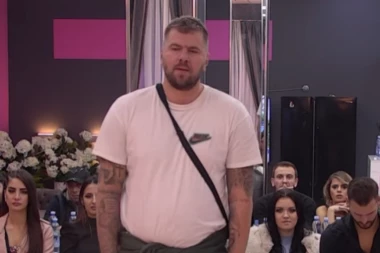 JANJUŠ UHVAĆEN U KAFANI OBEZNANJEN OD ALKOHOLA: Lumpovao do zore, NIJE SE ODVAJAO OD PEVAČICE! (FOTO, VIDEO)