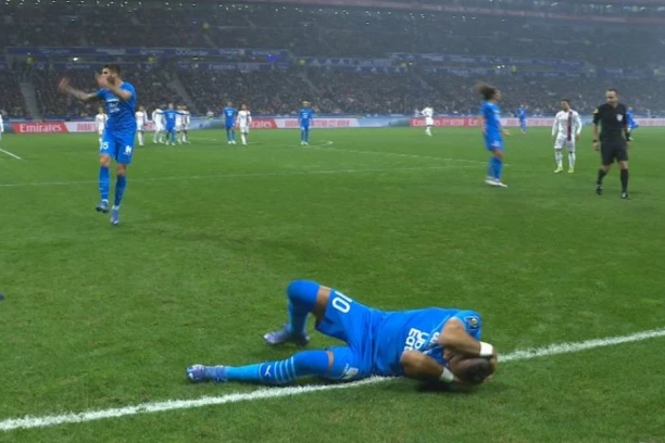 UŽASNE SCENE U FRANCUSKOJ: Dimitri Paje pogođen flašom u glavu, prekinut duel Liona i Marseja! (FOTO)