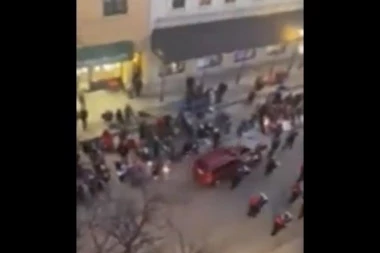 UŽAS NA BOŽIĆNOJ PARADI: Automobil uleteo među ljude u Viskonsinu, petoro mrtvih, 40 povređenih (VIDEO)