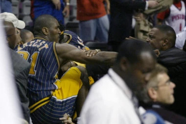 PARKETOM TEKLA KRV I SEVALE PESNICE! Ovo su NAJŽEŠĆE TUČE u NBA ligi (VIDEO)