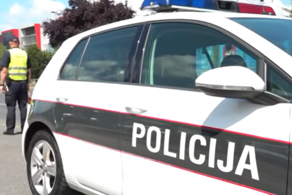 POSVAĐALA SE SA DEČKOM PA SE AUTOMOBILOM ZABILA U NJEGOV BMW X5: Nesvakidašnja situacija u Lukavcu (VIDEO)