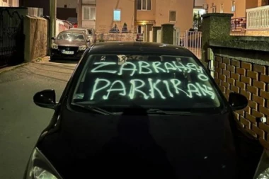 ZABRANJENO PARKIRANJE PREKO CELOG STAKLA: Vozača sačekalo šok iznenađenje - fotografija izazvala haos na mrežama!