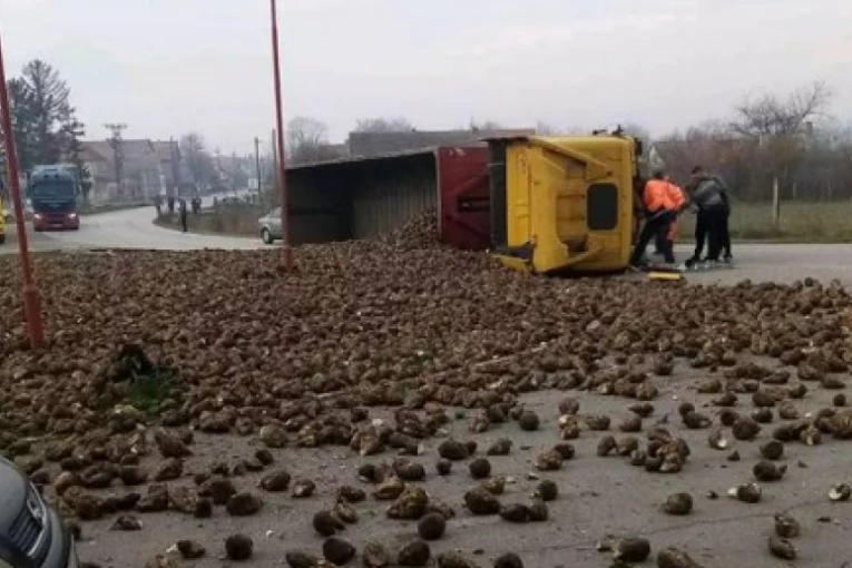 KO DA SKUPI SAD SVE TO: Prevrnuo se kamion prepun repe - ispada iz kamiona i vreba vozače (FOTO)