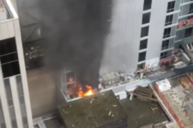 BUKNUO POŽAR NA MENHETNU: Zapalila se višespratnica, blokiran deo grada, 78 vatrogasaca na terenu (VIDEO)